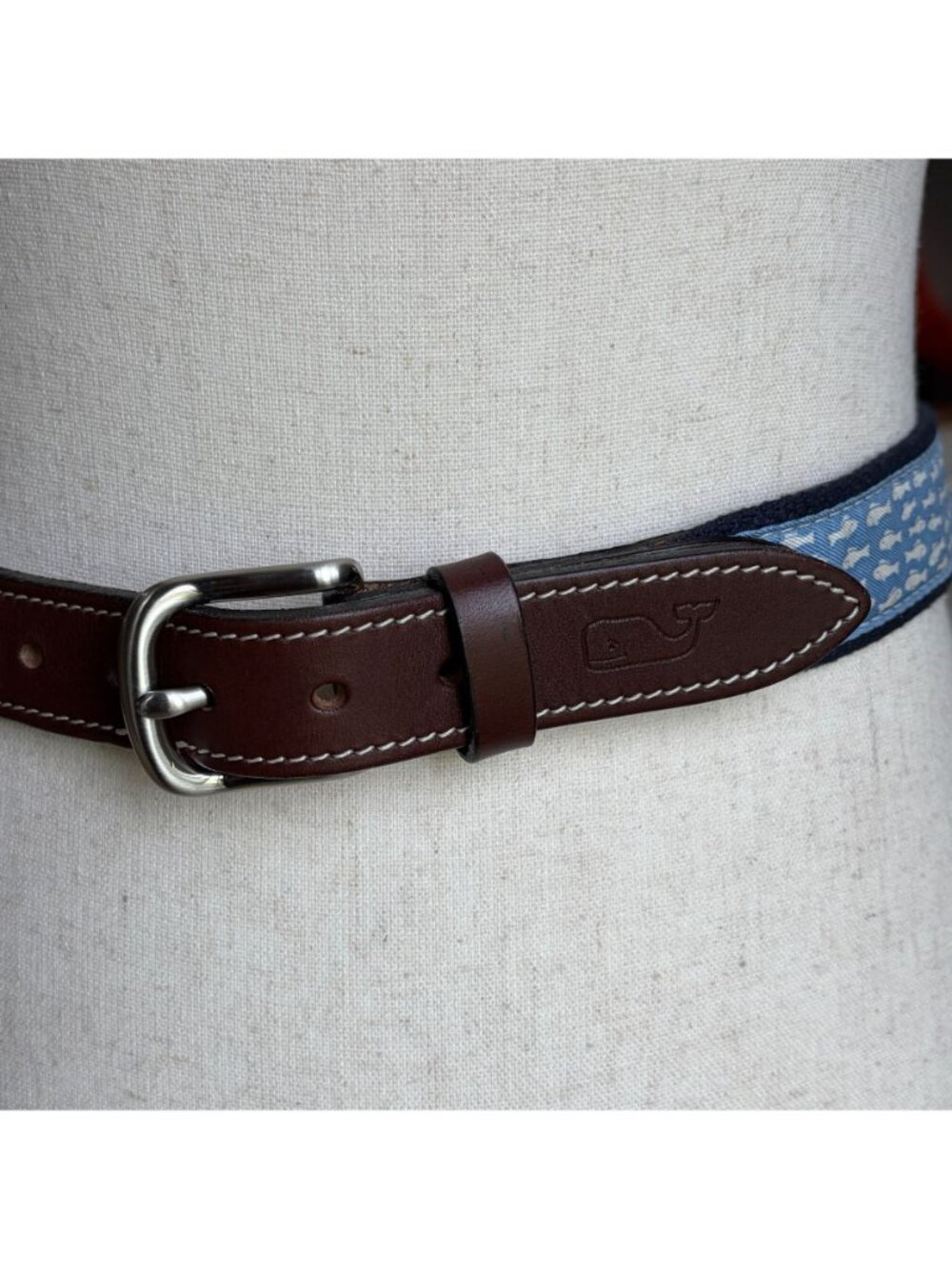 Vineyard Vines Belt Size 28 Blue Fish Pattern Canvas Leather Trim Whale Logo - Picture 3 of 8